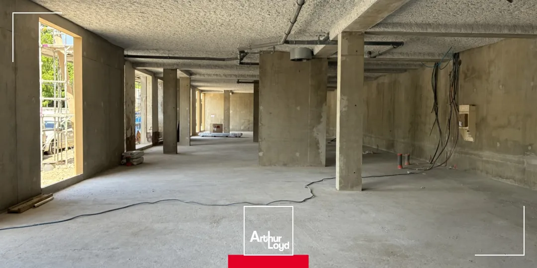 Commerces disponibles à la location ou à la vente à Gleizé (69400), donnant sur la route de Tarare.