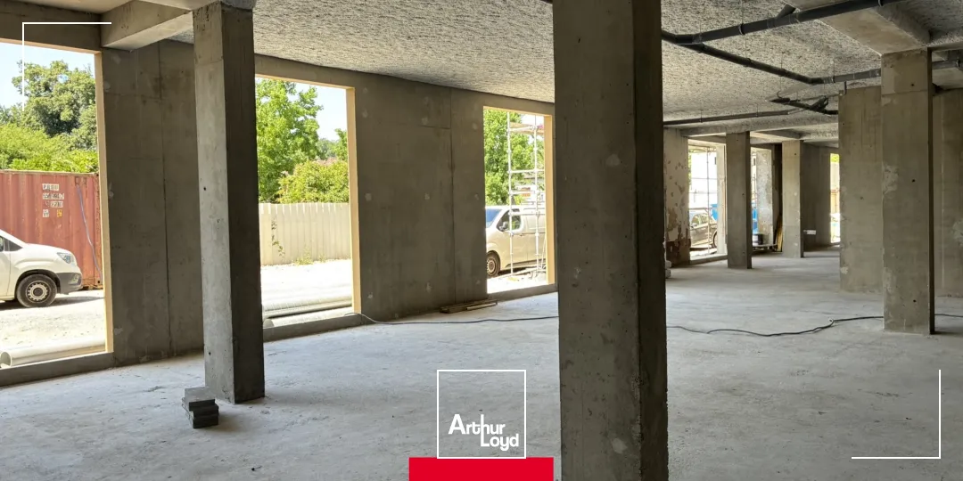 Commerces disponibles à la location ou à la vente à Gleizé (69400), donnant sur la route de Tarare.