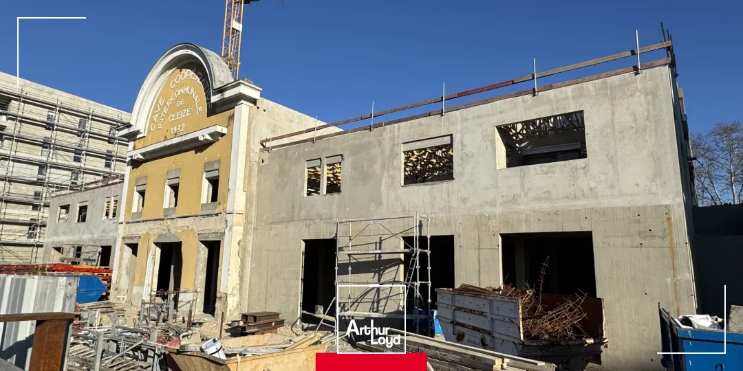 Commerces disponibles à la location ou à la vente à Gleizé (69400), donnant sur la route de Tarare.