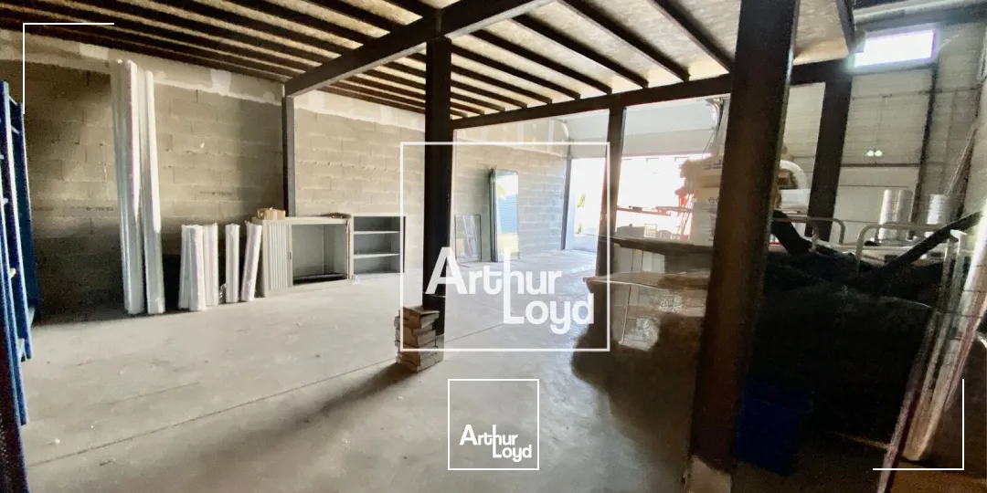 À LOUER - Local d'activité 73 m² avec porte sectionnelle - Accessibilité optimale et environnement dynamique - ARTHUR LOYD MONTPELLIER