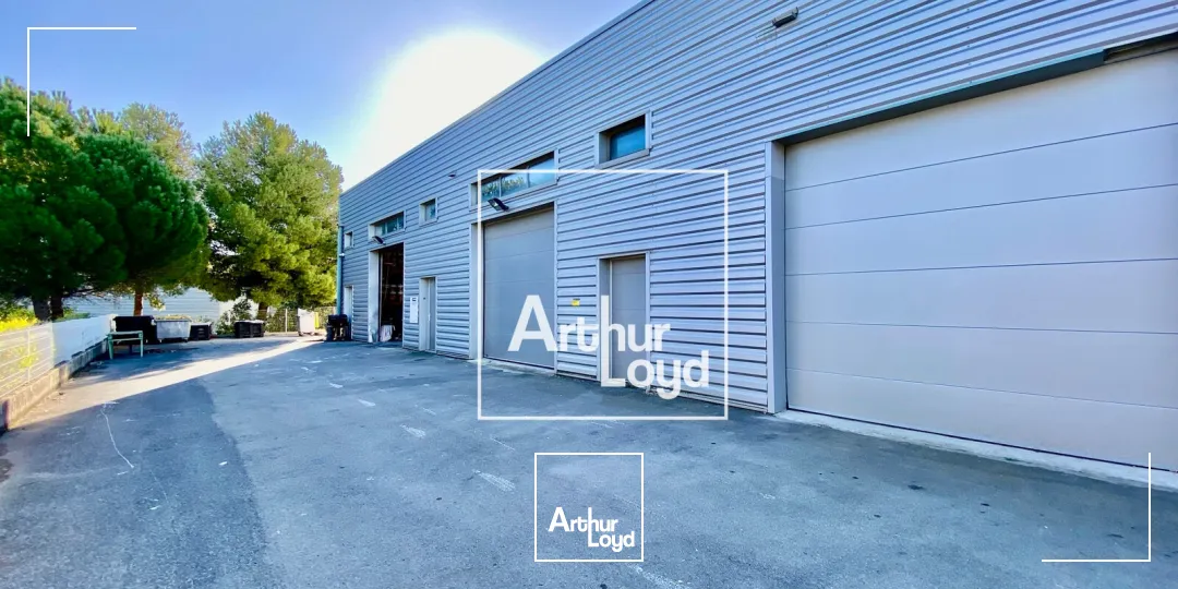 À LOUER - Local d'activité 73 m² avec porte sectionnelle - Accessibilité optimale et environnement dynamique - ARTHUR LOYD MONTPELLIER