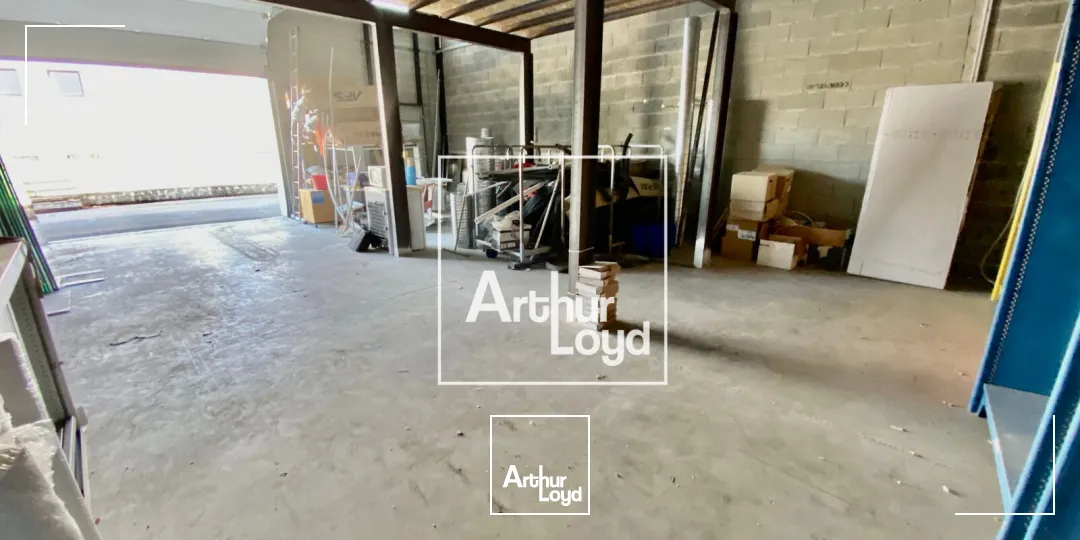 À LOUER - Local d'activité 73 m² avec porte sectionnelle - Accessibilité optimale et environnement dynamique - ARTHUR LOYD MONTPELLIER