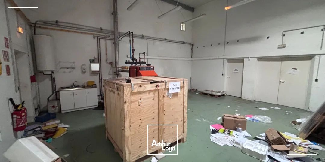 Locaux d'activité à louer à Sainte-Luce-sur-Loire avec deux bâtiments et parkings