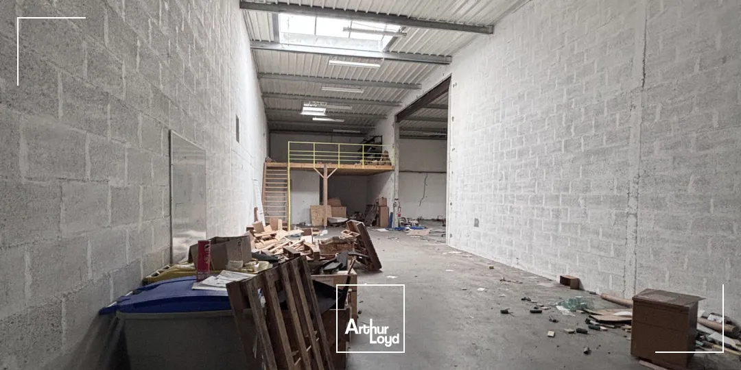 Locaux d'activité à louer à Sainte-Luce-sur-Loire avec deux bâtiments et parkings