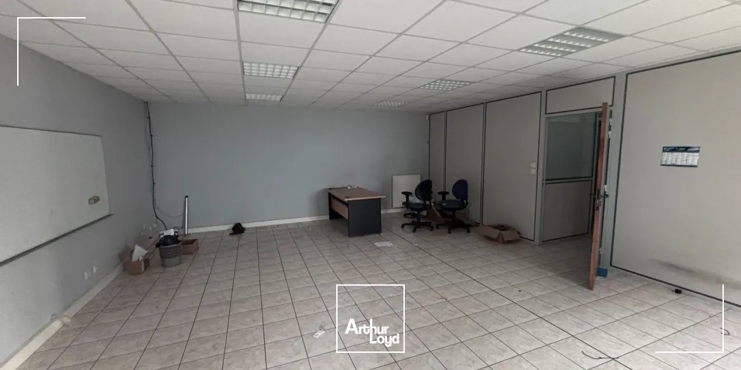 Locaux d'activité à louer à Sainte-Luce-sur-Loire avec deux bâtiments et parkings