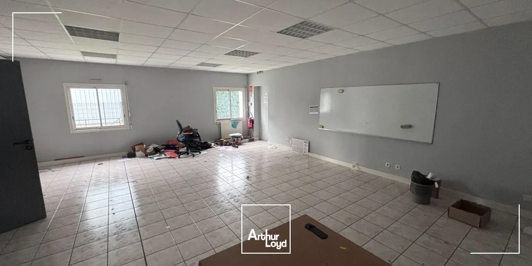 Locaux d'activité à louer à Sainte-Luce-sur-Loire avec deux bâtiments et parkings