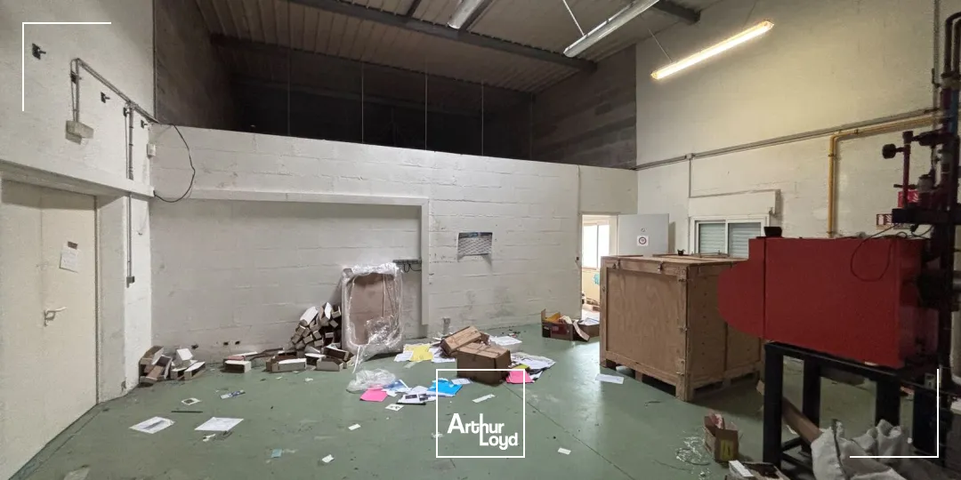 Locaux d'activité à louer à Sainte-Luce-sur-Loire avec deux bâtiments et parkings