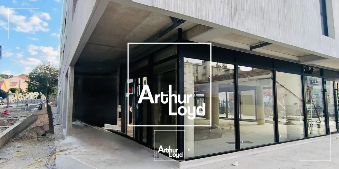 Local commercial à louer avec terrasse privative dans un immeuble neuf de standing