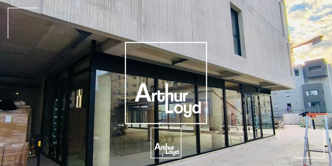 Local commercial à louer avec terrasse privative dans un immeuble neuf de standing