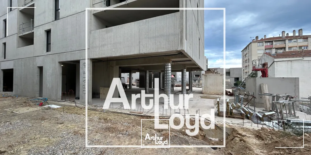 Local commercial à louer avec terrasse privative dans un immeuble neuf de standing