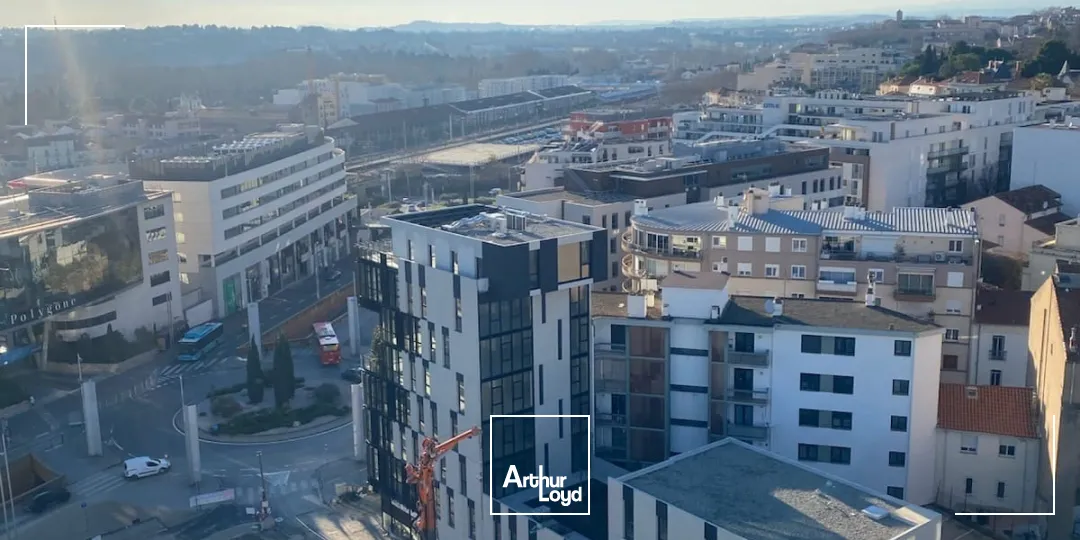 Local commercial à louer avec terrasse privative dans un immeuble neuf de standing