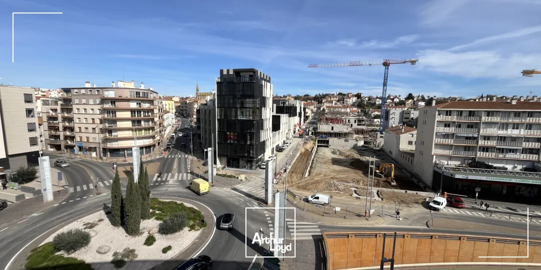 Local commercial à louer avec terrasse privative dans un immeuble neuf de standing