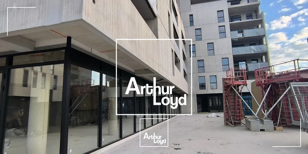 Local commercial à louer avec terrasse privative dans un immeuble neuf de standing