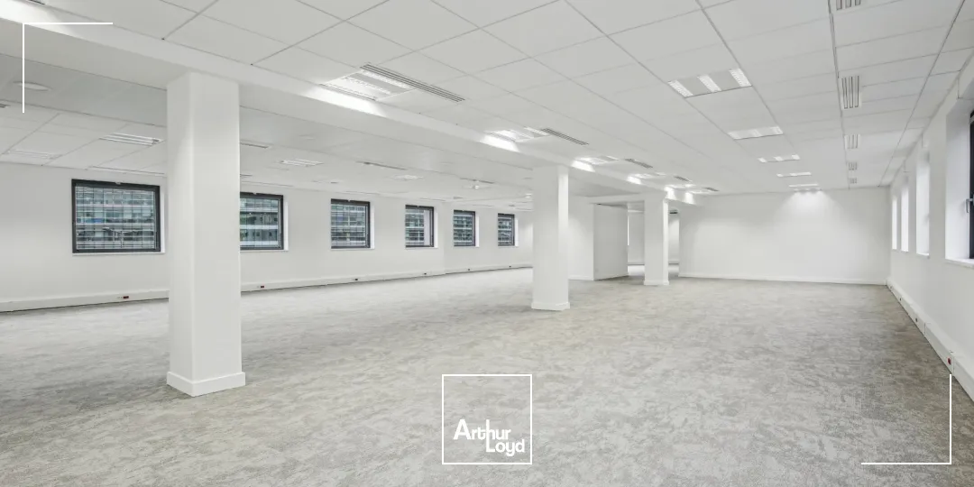 Immeuble de bureaux rénovés à louer - Quartier d'affaires de Rueil Malmaison - Services et parkings inclus - RER A