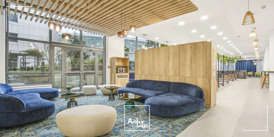Immeuble de bureaux rénovés à louer - Quartier d'affaires de Rueil Malmaison - Services et parkings inclus - RER A