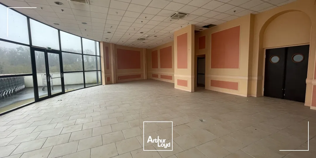 Local restaurant à louer en zone commerciale à Méru 