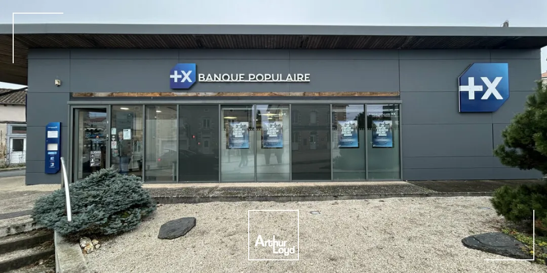 LOCAL COMMERCIAL À LOUER À POITIERS SUR AXE ENTRANT  PARKING PRIVATIF ET VISIBILITÉ EXCEPTIONNELLE - 110m²