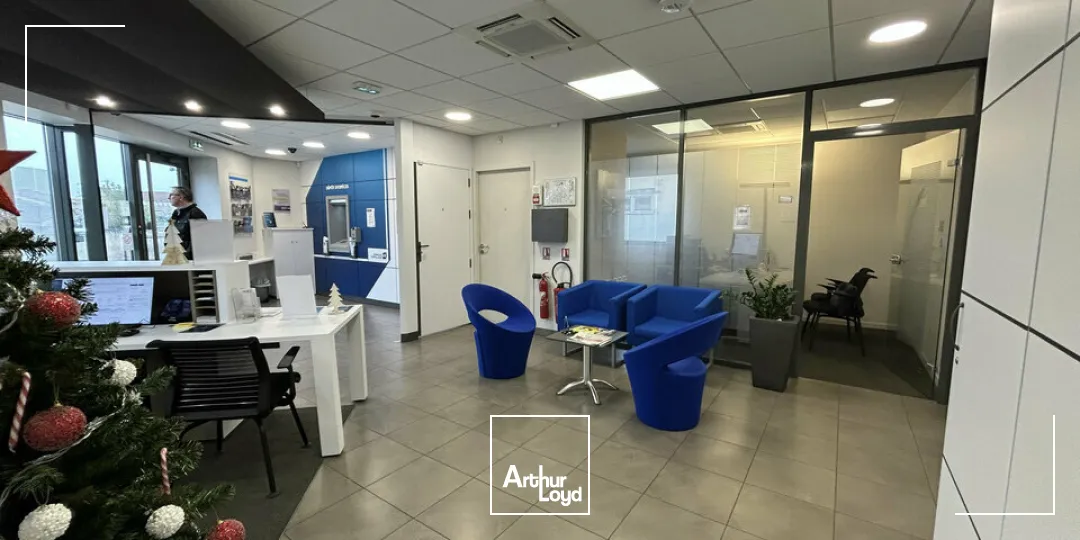 LOCAL COMMERCIAL À LOUER À POITIERS SUR AXE ENTRANT  PARKING PRIVATIF ET VISIBILITÉ EXCEPTIONNELLE - 110m²