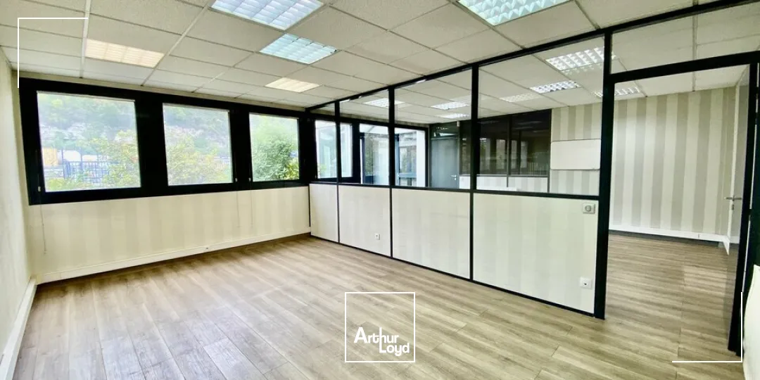 A LOUER - ZONE INDUSTRIELLE - LOCAUX D'ACTIVITÉS - 498 m2 + PONT ROULANT 3 Tonnes