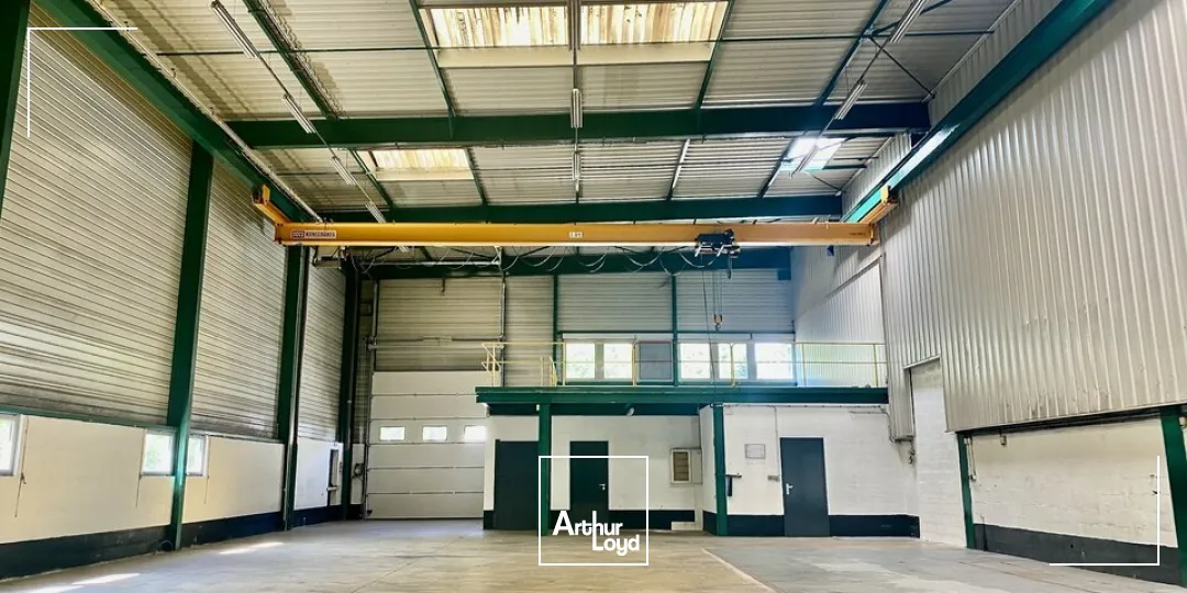 A LOUER - ZONE INDUSTRIELLE - LOCAUX D'ACTIVITÉS - 498 m2 + PONT ROULANT 3 Tonnes