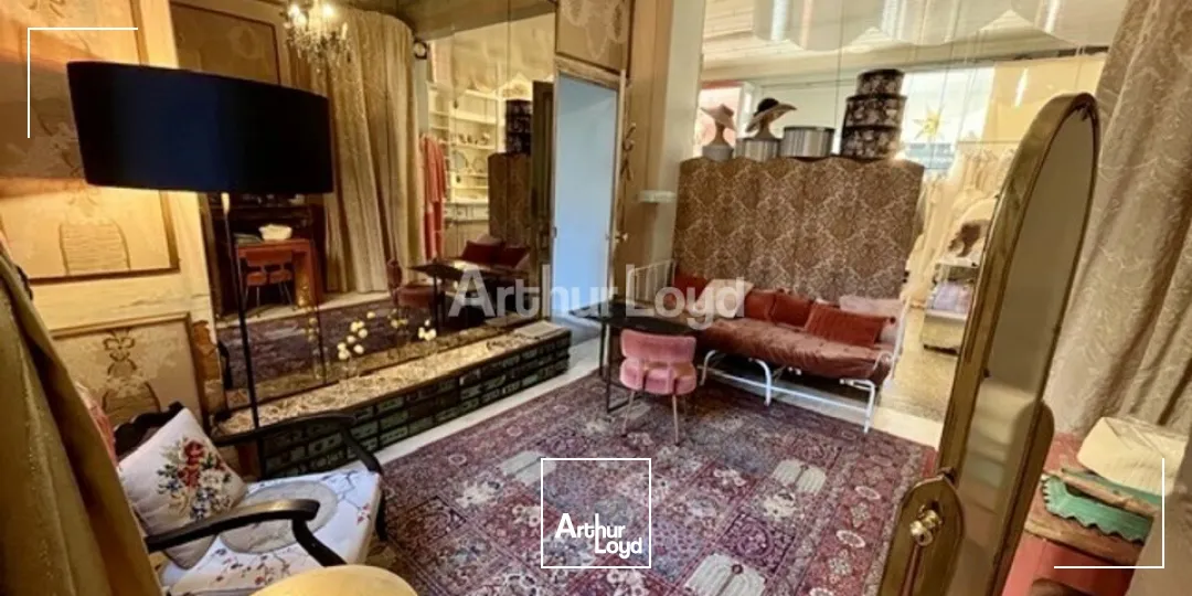 À céder au centre-ville de Reims - local commercial d'environ 72m2 avec un extérieur d'environ 54m2. 