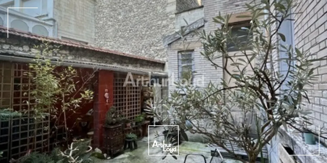 À céder au centre-ville de Reims - local commercial d'environ 72m2 avec un extérieur d'environ 54m2. 