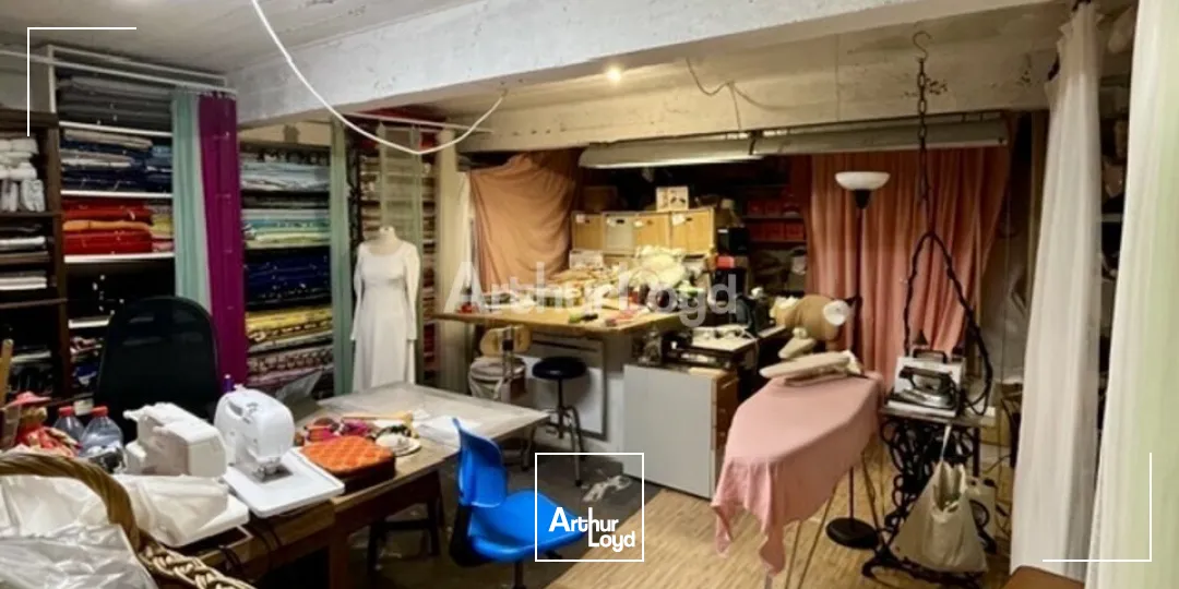 À céder au centre-ville de Reims - local commercial d'environ 72m2 avec un extérieur d'environ 54m2. 