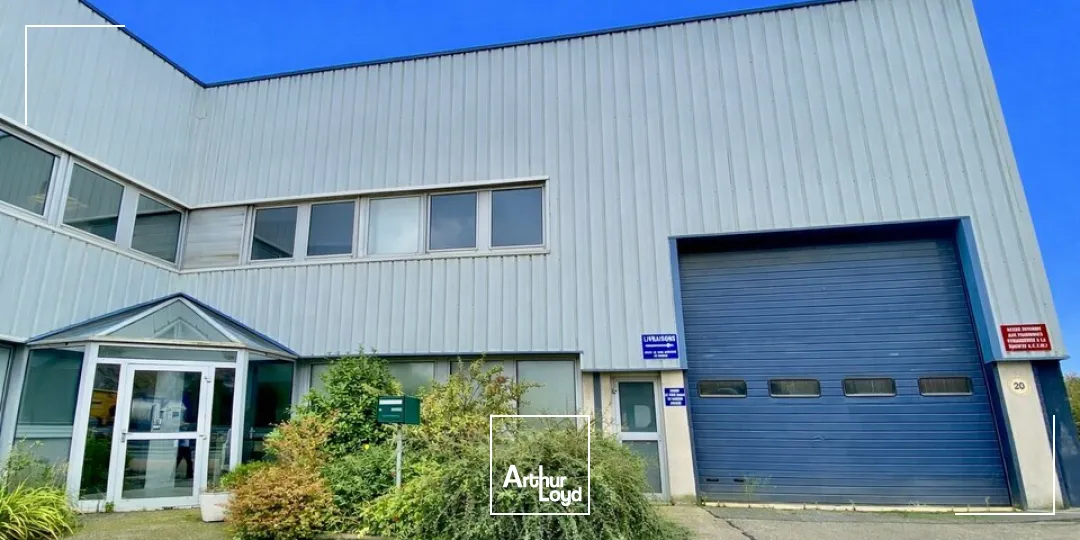 A LOUER - ZONE INDUSTRIELLE - LOCAUX D'ACTIVITÉS - 498 m2 + PONT ROULANT 3 Tonnes