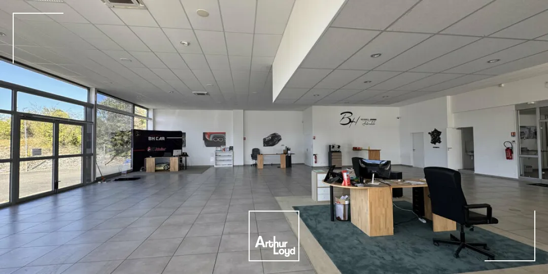 Local commercial à usage de concession automobile disponible à Puymoyen