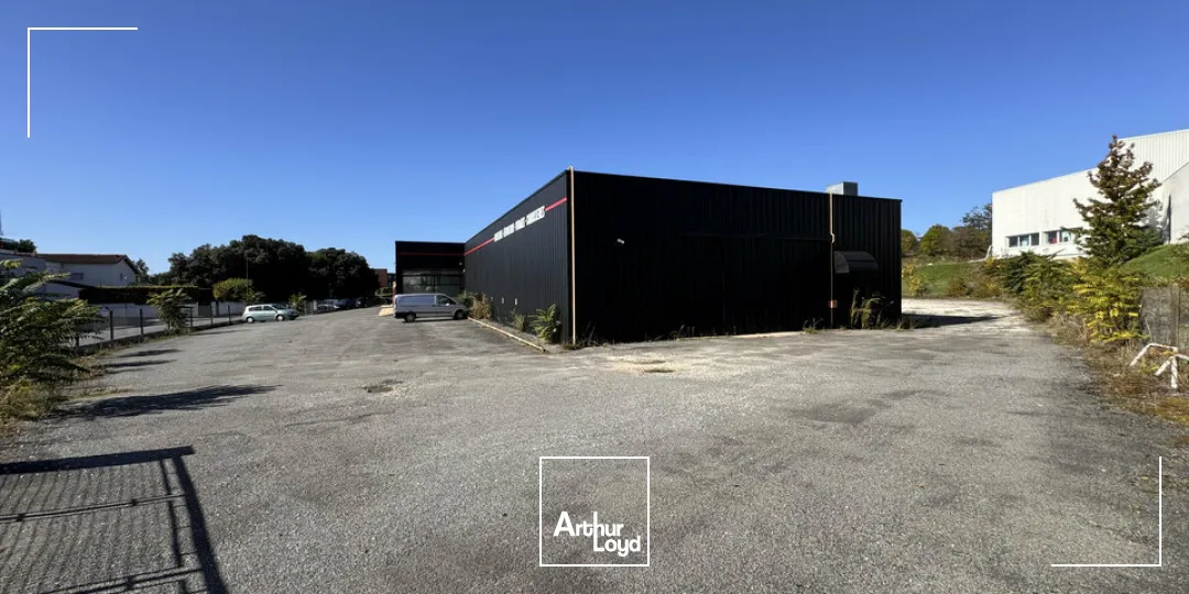 Local commercial à usage de concession automobile disponible à Puymoyen