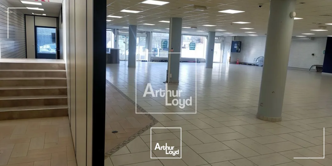 A VENDRE A LOUER LOCAL COMMERCIAL 553 M² ST MARTIN VINOUX 