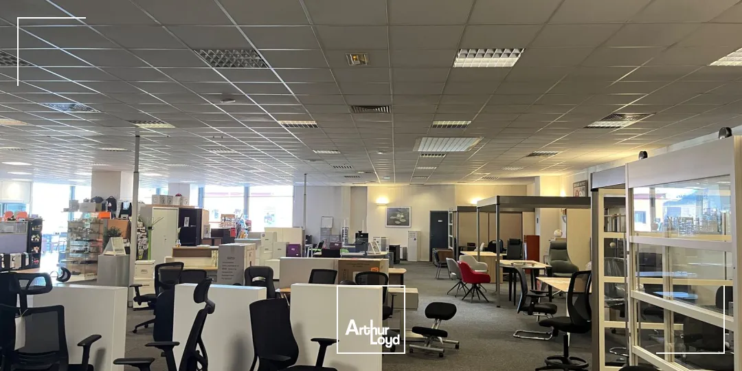 Emplacement commercial 2&nbsp;400 m2 façade RN20 FLEURY LESN AUBRAIS