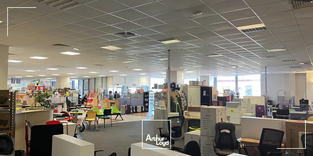 Emplacement commercial 2&nbsp;400 m2 façade RN20 FLEURY LESN AUBRAIS