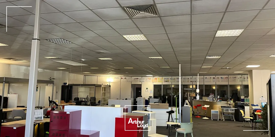 Emplacement commercial 2&nbsp;400 m2 façade RN20 FLEURY LESN AUBRAIS