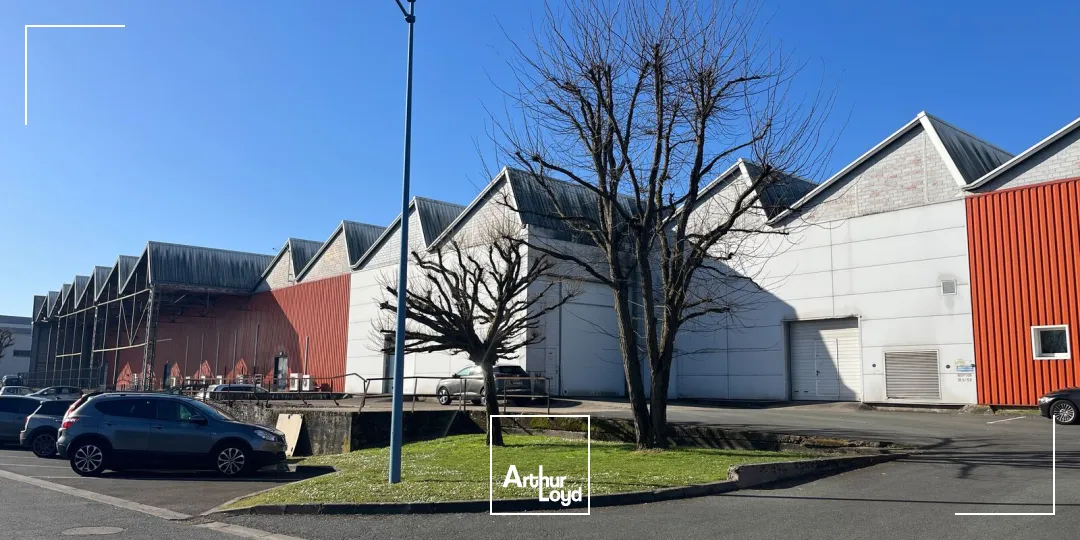 Emplacement commercial 2&nbsp;400 m2 façade RN20 FLEURY LESN AUBRAIS