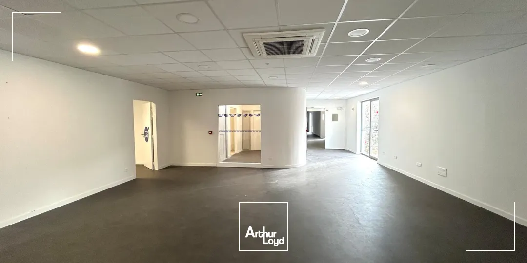 Locaux commerciaux d'environ 1300 m² à louer à Bordeaux 