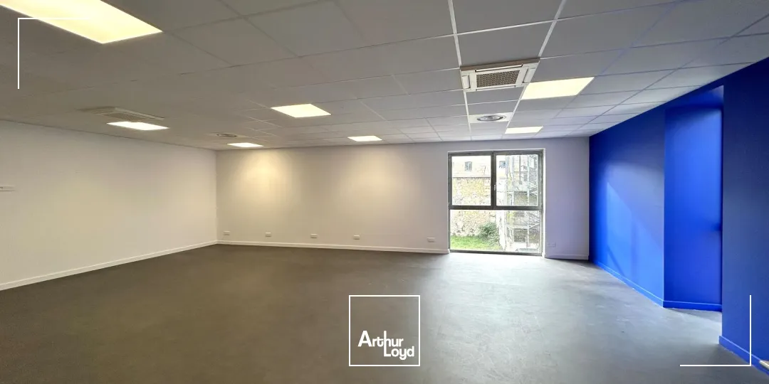 Locaux commerciaux d'environ 1300 m² à louer à Bordeaux 