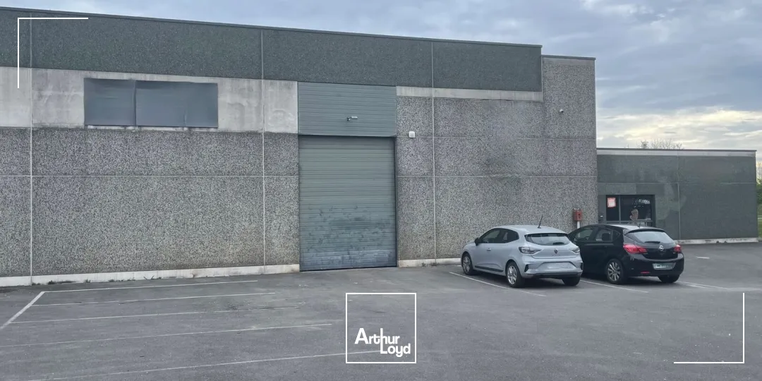 Entrepôt avec bureaux à vendre / à louer au coeur du CIT de RONCQ. Proximité immédiate de l'autoroute et de la Belgique.