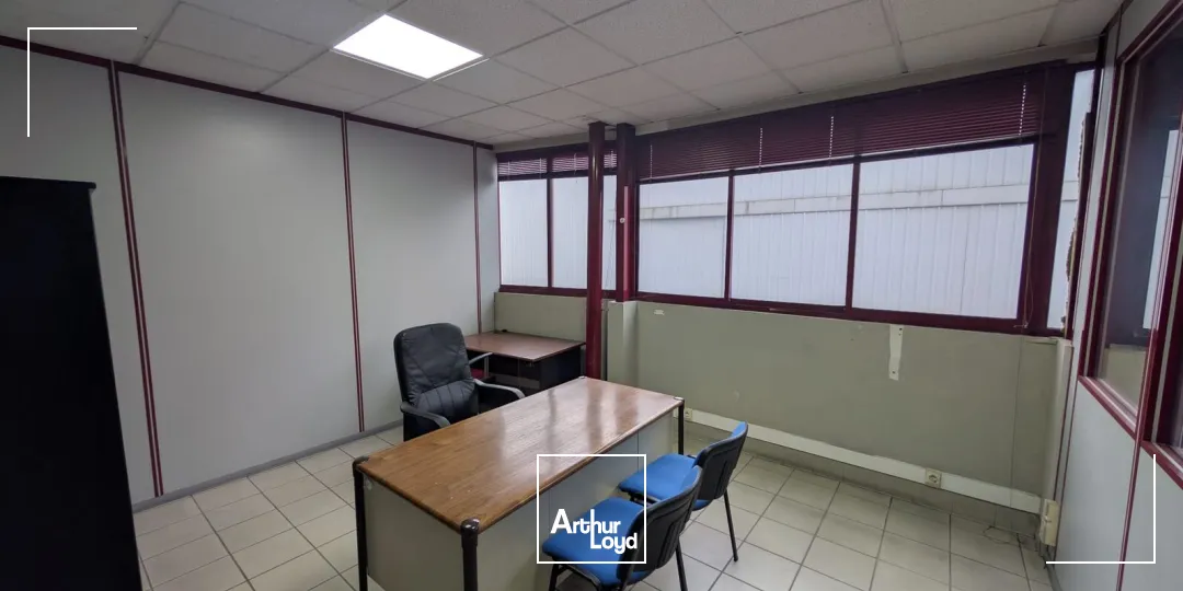 LOCAL MIXTE BUREAUX / ACTIVITÉ - PORTE SECTIONNELLE / PARKING / BUCHELAY (78) - AXE A13