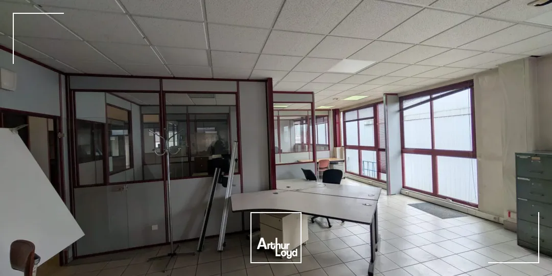 LOCAL MIXTE BUREAUX / ACTIVITÉ - PORTE SECTIONNELLE / PARKING / BUCHELAY (78) - AXE A13