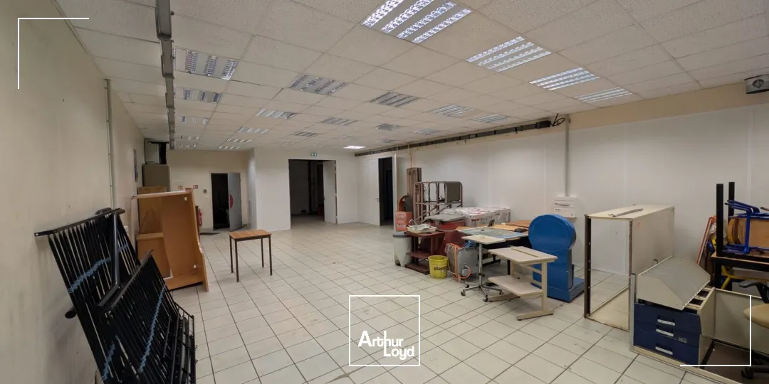 LOCAL MIXTE BUREAUX / ACTIVITÉ - PORTE SECTIONNELLE / PARKING / BUCHELAY (78) - AXE A13