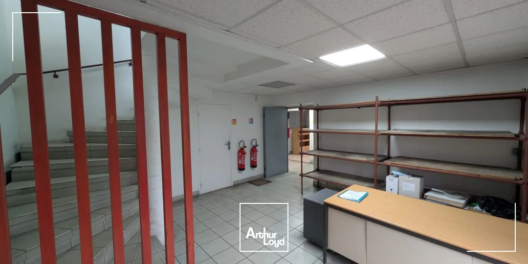 LOCAL MIXTE BUREAUX / ACTIVITÉ - PORTE SECTIONNELLE / PARKING / BUCHELAY (78) - AXE A13