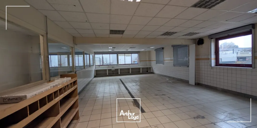 LOCAL MIXTE BUREAUX / ACTIVITÉ - PORTE SECTIONNELLE / PARKING / BUCHELAY (78) - AXE A13