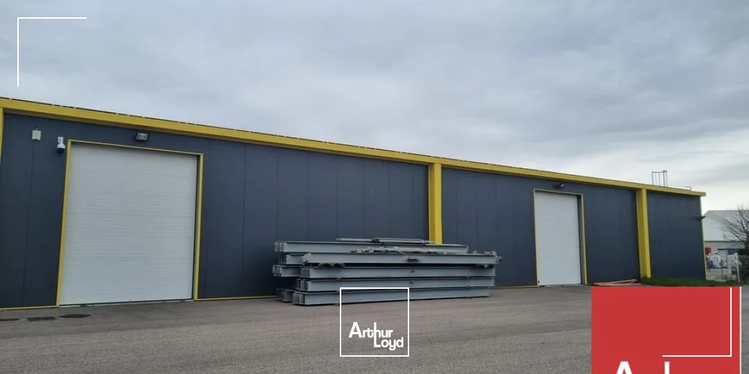 A VENDRE - MONTÉLIMAR NORD - ZONE DES LÉONARDS - BÂTIMENT INDUSTRIEL INDÉPENDANT D'ENVIRON 1&nbsp;564 M2 AVEC PLACES DE PARKING POUR POIDS LOURDS