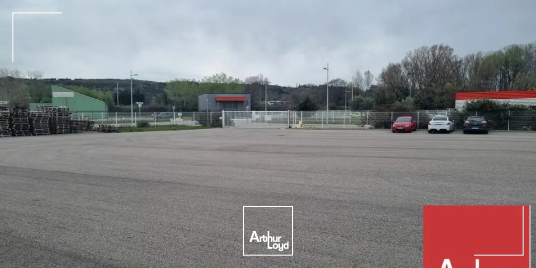 A VENDRE - MONTÉLIMAR NORD - ZONE DES LÉONARDS - BÂTIMENT INDUSTRIEL INDÉPENDANT D'ENVIRON 1&nbsp;564 M2 AVEC PLACES DE PARKING POUR POIDS LOURDS