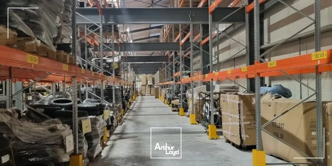 MONTÉLIMAR NORD - ZONE DES LÉONARDS - A LOUER ENTREPÔT RÉCENT D'ENVIRON 1&nbsp;564 M2 AVEC PLACES DE PARKING POUR POIDS LOURDS