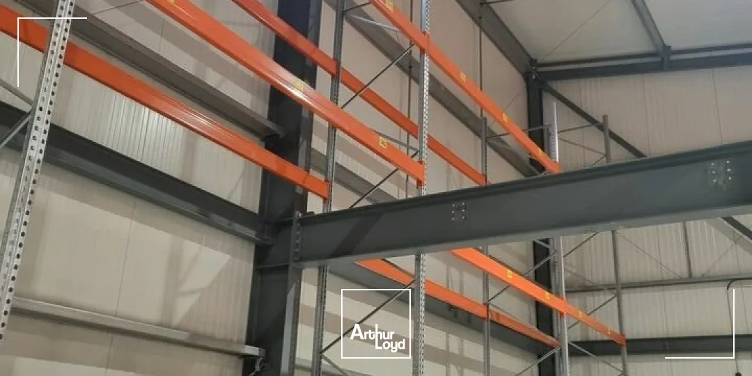 MONTÉLIMAR NORD - ZONE DES LÉONARDS - A LOUER ENTREPÔT RÉCENT D'ENVIRON 1&nbsp;564 M2 AVEC PLACES DE PARKING POUR POIDS LOURDS