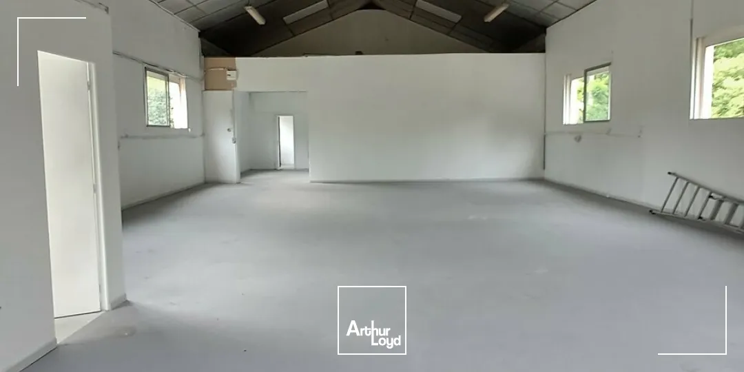 Local d'activité rénové de 245 m² à vendre ou à louer  Axe très fréquenté sortie de Brive