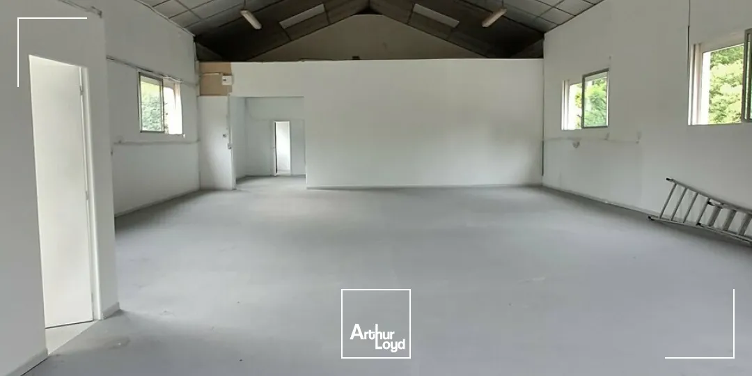 Local d'activité rénové de 245 m² à vendre ou à louer  Axe très fréquenté sortie de Brive