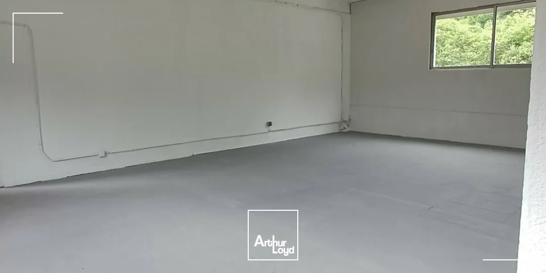 Local d'activité rénové de 245 m² à vendre ou à louer  Axe très fréquenté sortie de Brive